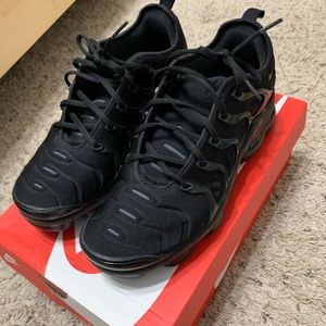 men air vapormax size 9 triple black great condition